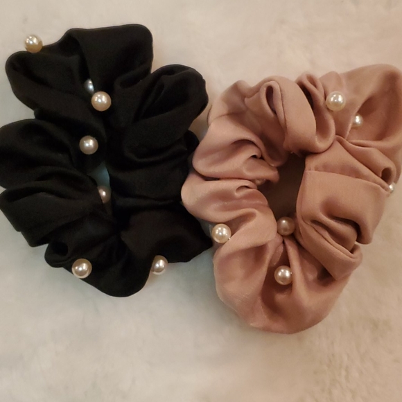 Scrunchie with faux pearls - Picture 2 of 2